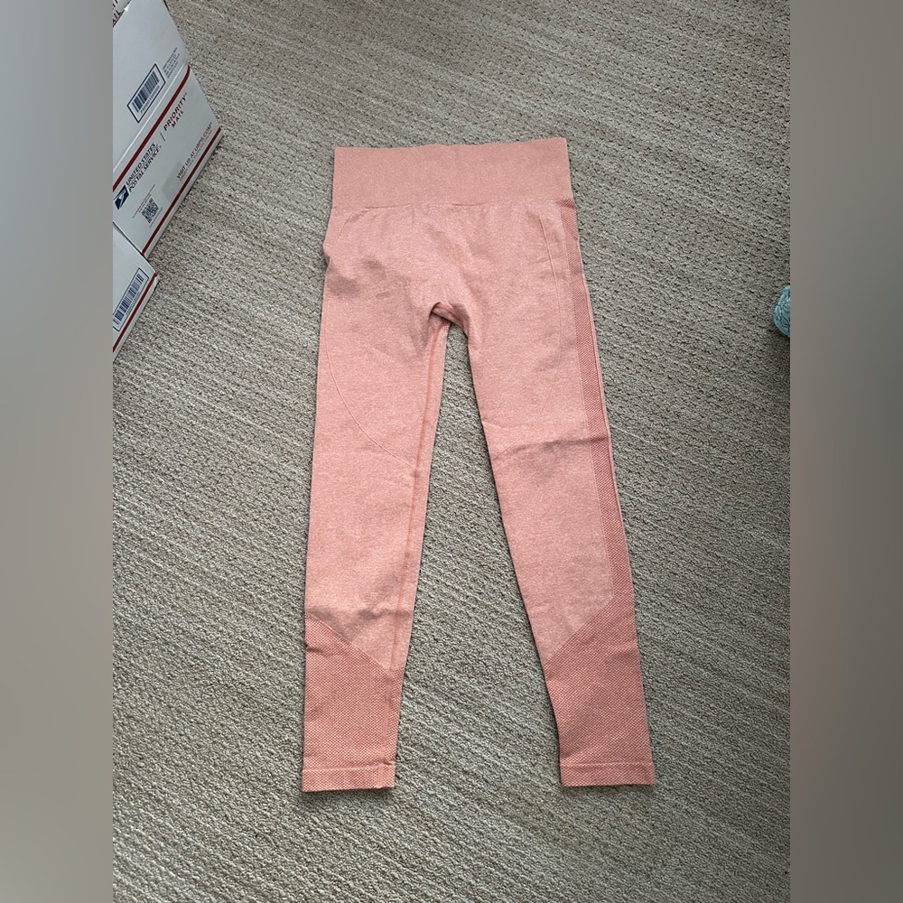 #244 Women's Unbranded Workout Leggings in light Salmon Size Medium.